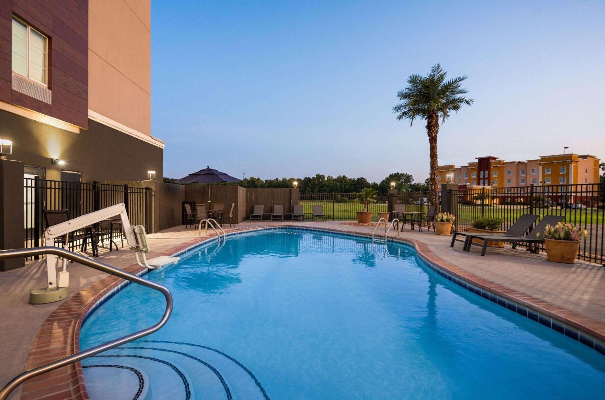 La Quinta By Wyndham Gonzales La Hotel Exterior foto