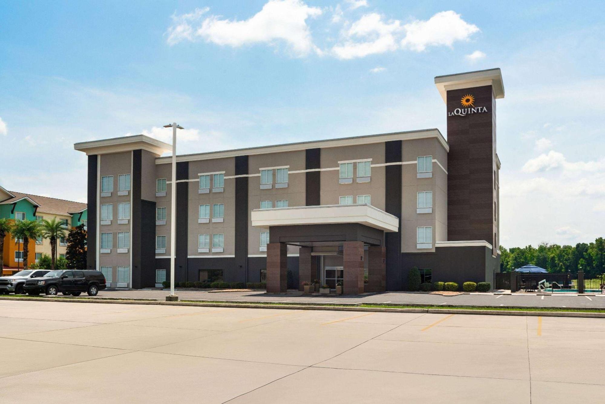 La Quinta By Wyndham Gonzales La Hotel Exterior foto